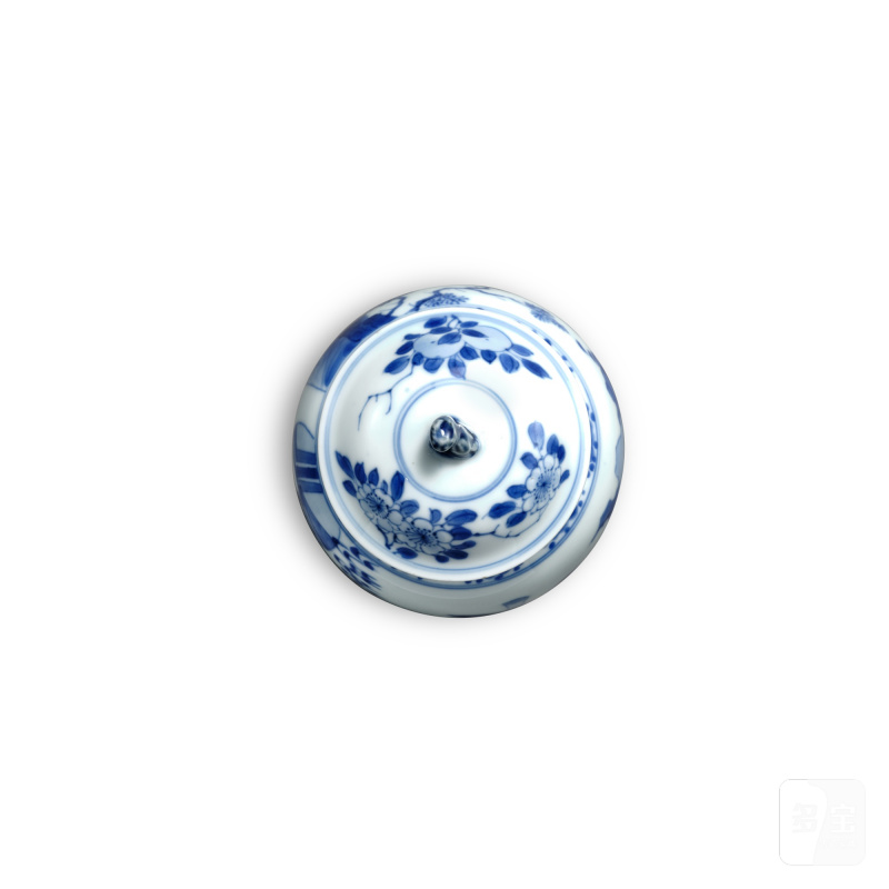 A blue and white 'lady and boy' baluster vase and cover, Qing dynasty, Kangxi period | 清康熙 青花仕女童子圖蓋瓶 - 图3